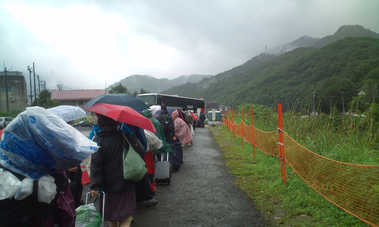 シャトルバスを待つ長い行列。