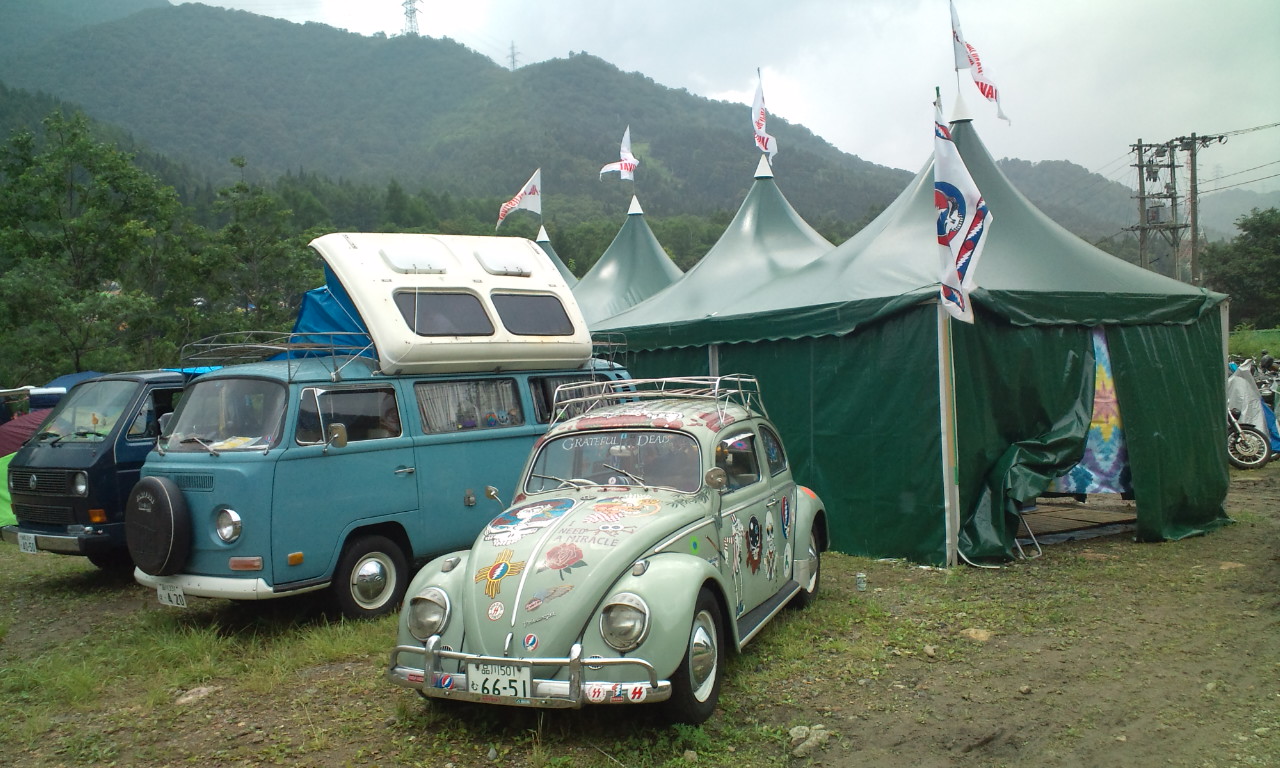 入場ゲート前の駐輪場の裏。毎年フォルクスワーゲンが止まっています。