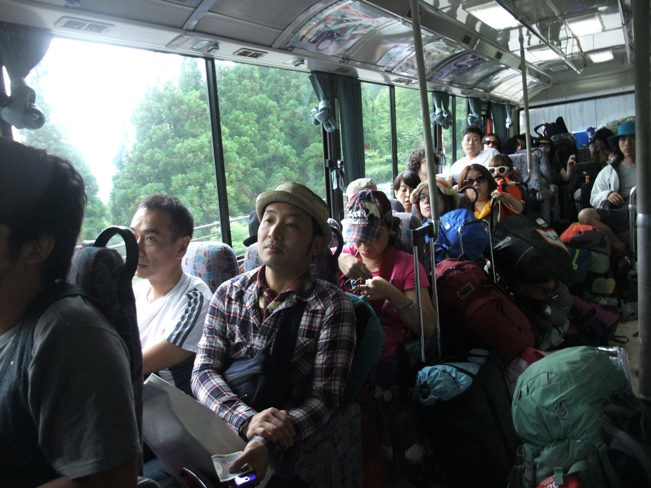 車中のほとんど全員がフジロックの客です。この便にはフジロックの客ではない普通の乗客もいました。