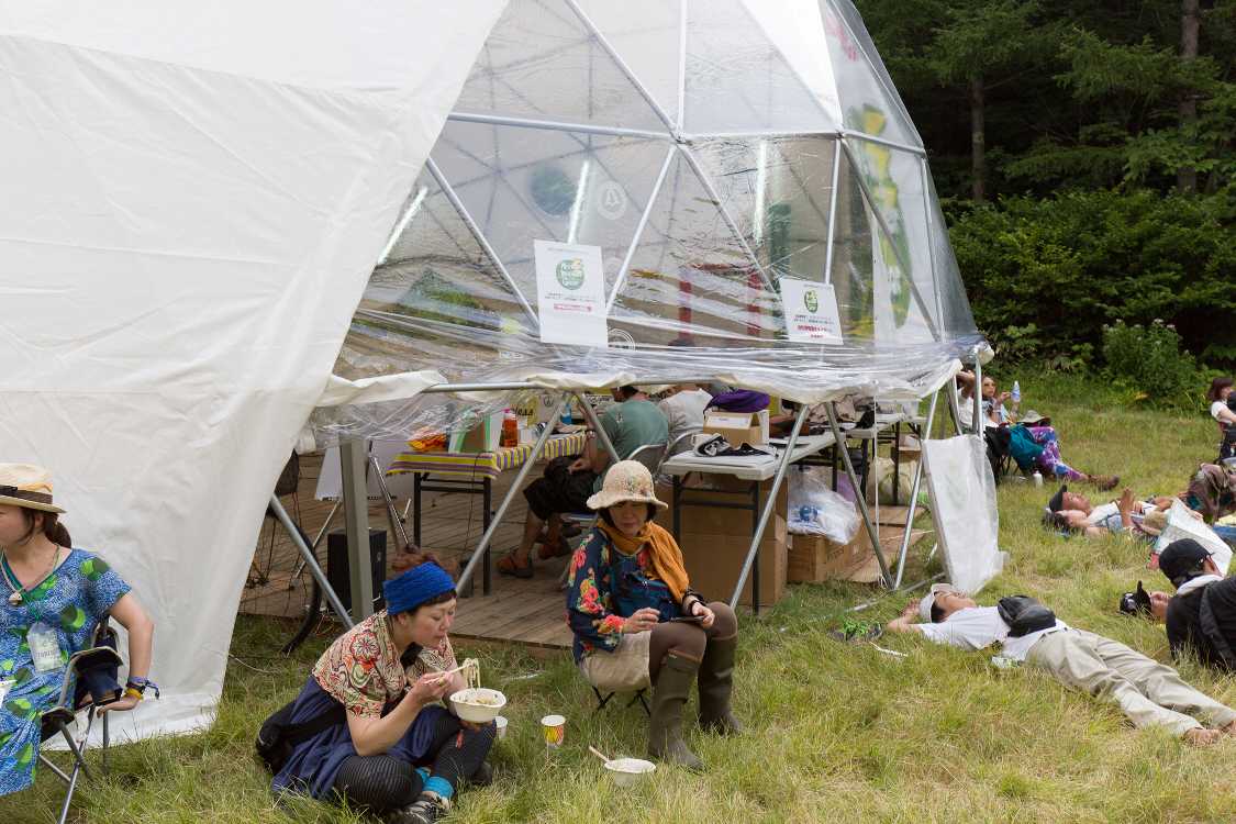 閉め切ると暑いので通風のため下を開けている。