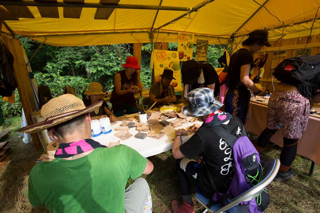 紙やすりでコースターの形を整えるところ。