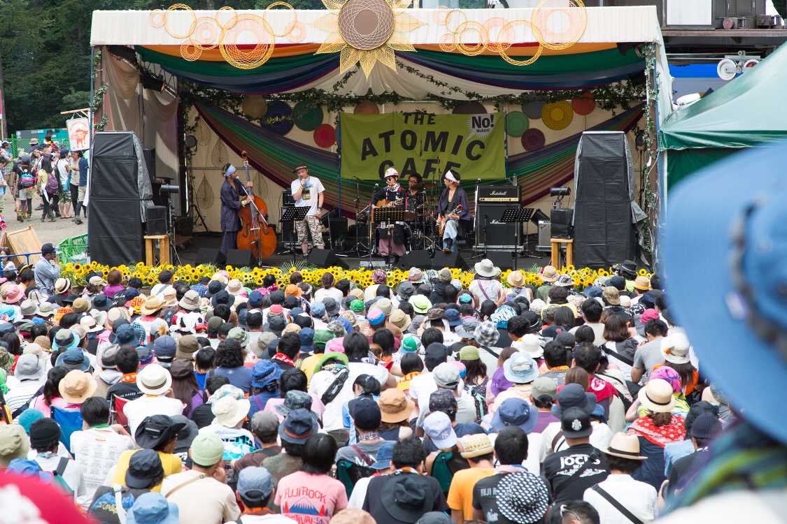 エセタイマーズのころ。観客をステージに上げ、グラス・ルーツの「今日を生きよう」に乗せて歌っていた。なぜ「今日を生きよう」なのかと思ったが、この曲はもともと反戦の曲だったことを思い出した。グループサウンズ時代に日本のテンプターズがカバーしてヒットしているが、歌詞はラブソングに改変されていた。ステージに上がった人は「親や祖父母が生きているから今の自分が存在する」と話し、内容が曲の主旨に合っていた。