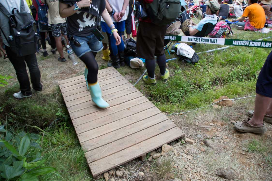 溝に小さな橋がありました。