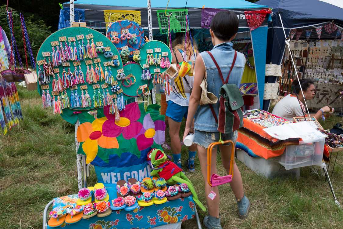 色が派手な商品の雑貨店。