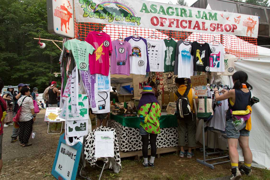 朝霧食堂の隣の物販店。