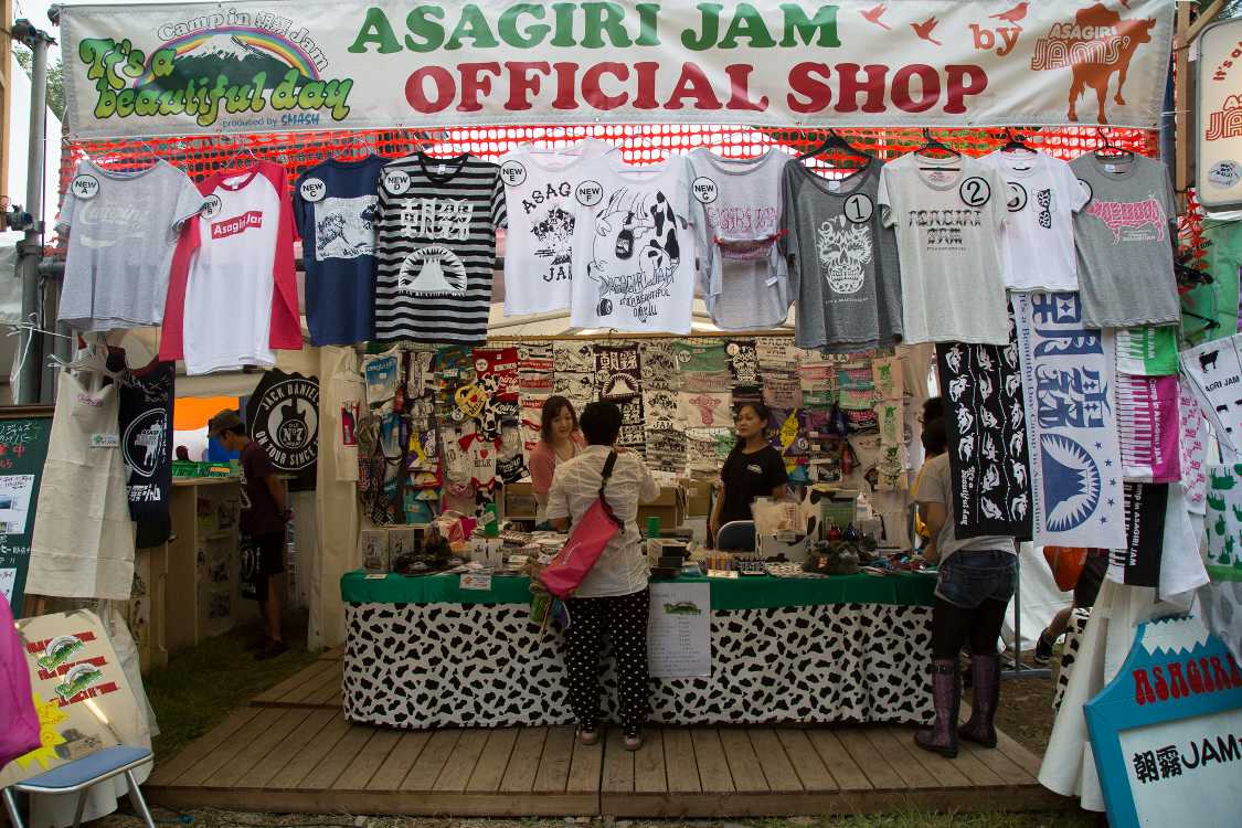 当然ながら朝霧ジャムのTシャツが多い。