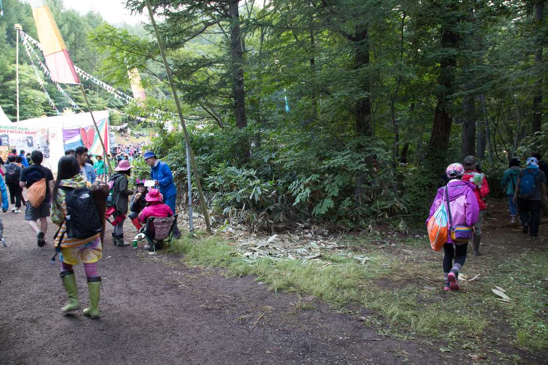 アバロンフィールド前。正規の導線の短絡ルートが右側にある。