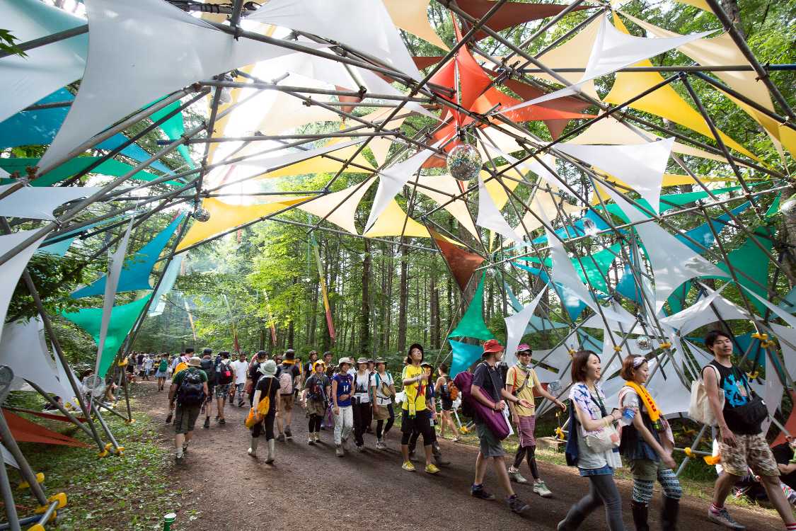 このアーチはここから別の世界ということをアピールするのに役立っている。