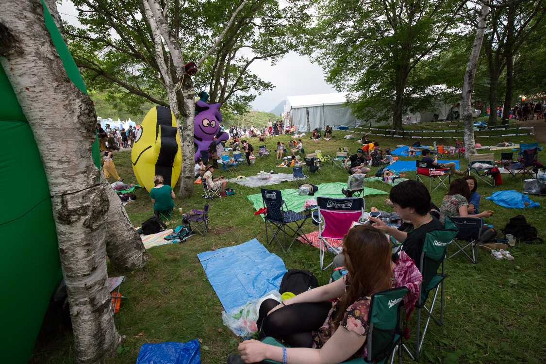 オアシスエリアのインフォメーション裏にある木陰。