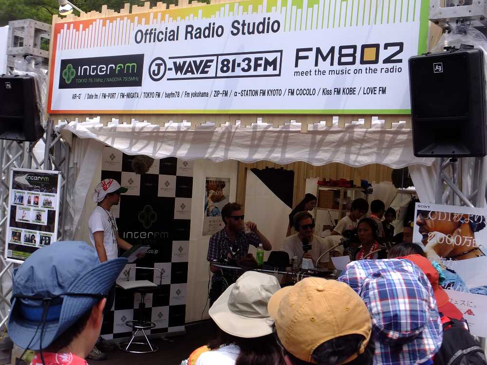 FMラジオのスタジオ。土曜の午後0時35分ごろ。