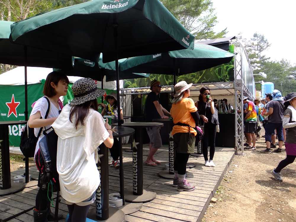 ハイネケン横のパラソル。