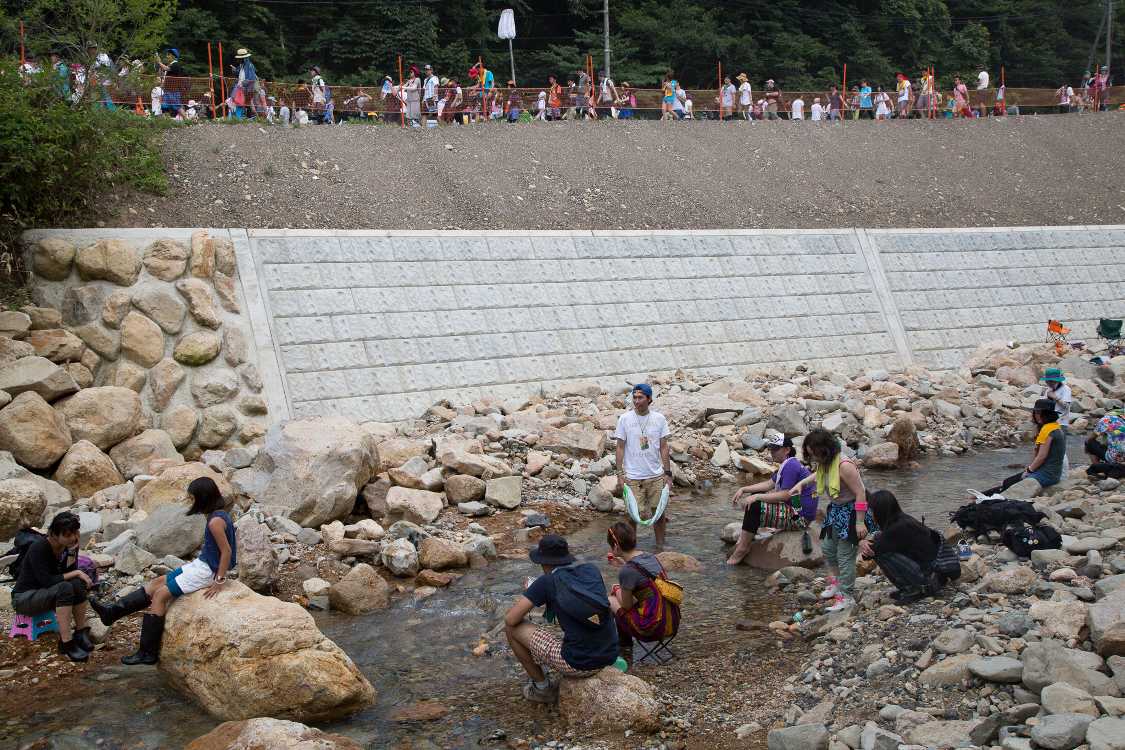 護岸はかなりの高さ。