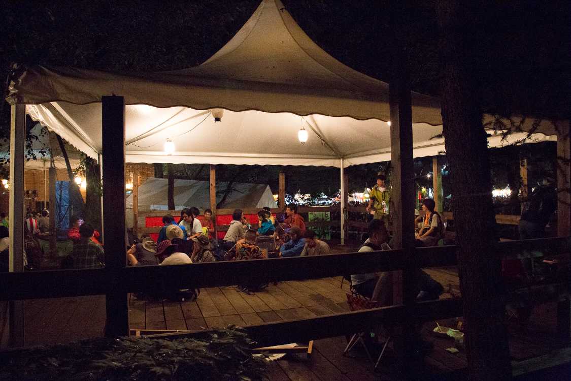 桟敷なのでいすはない。