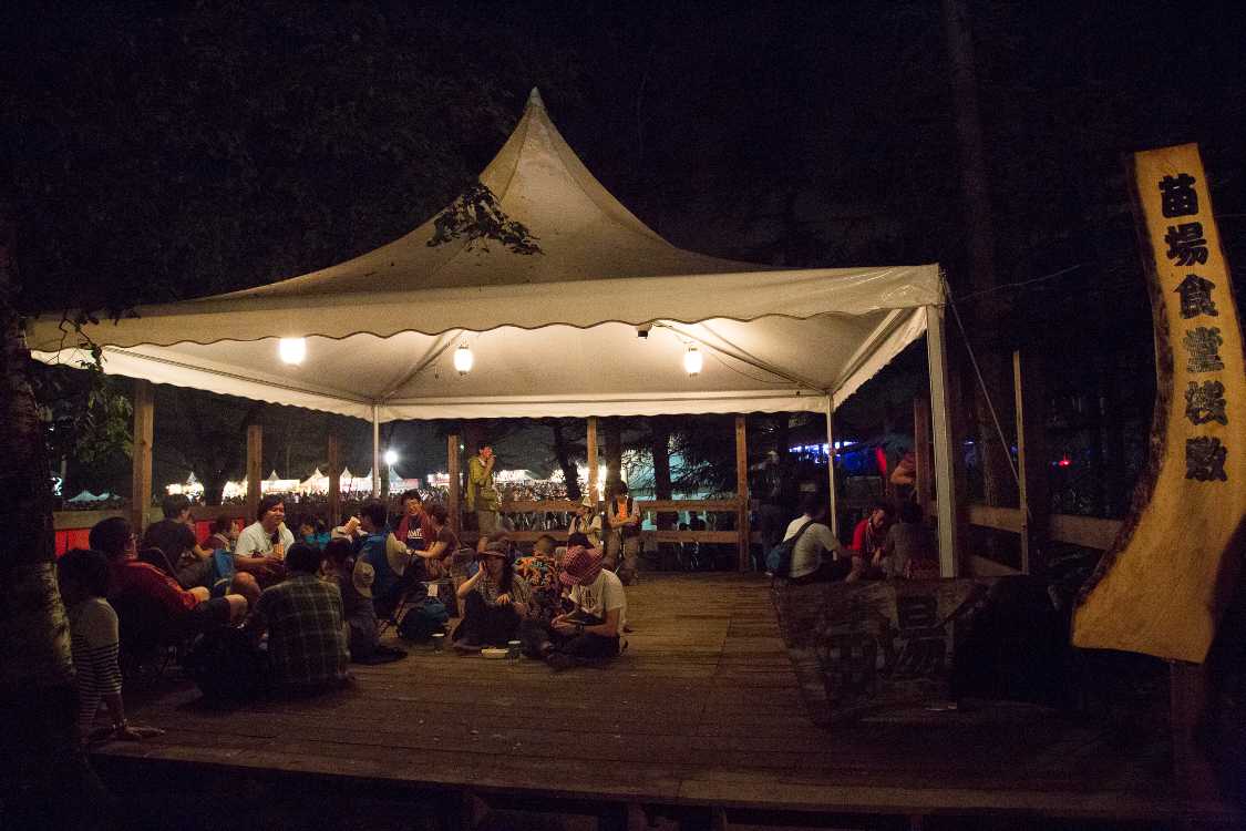 苗場食堂横の苗場食堂桟敷。