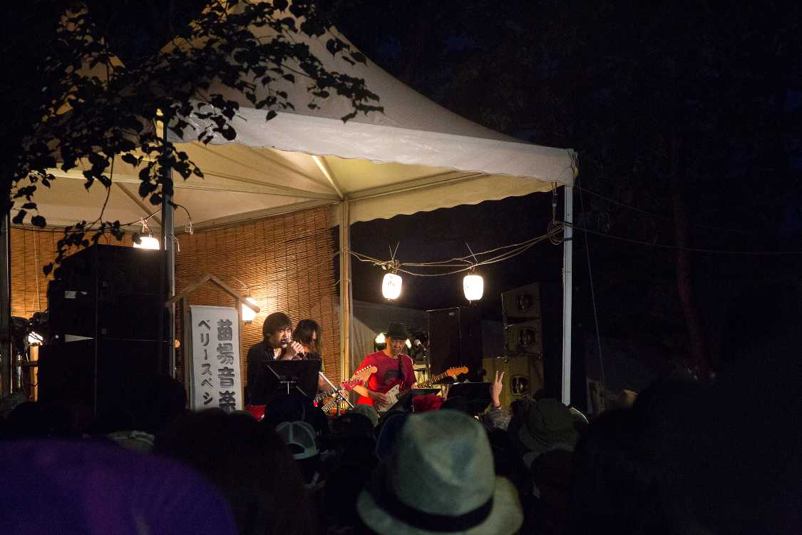 苗場食堂ステージでライブ中。