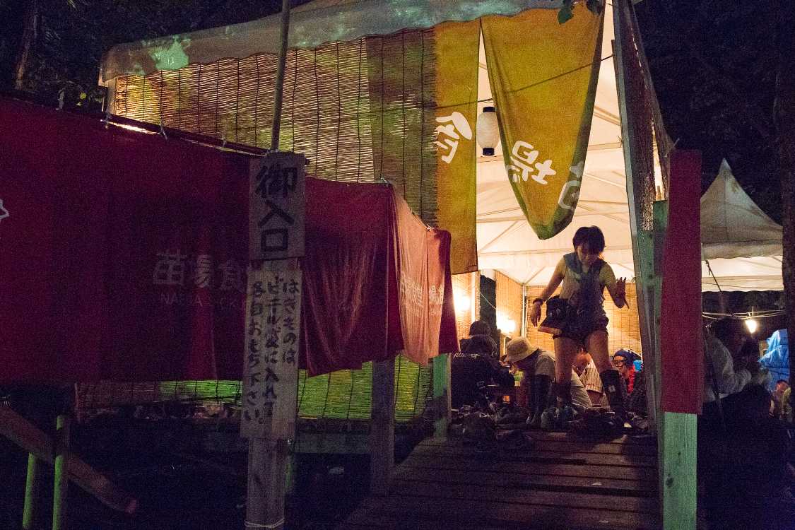 ワールドレストラン側の出入り口。夜。