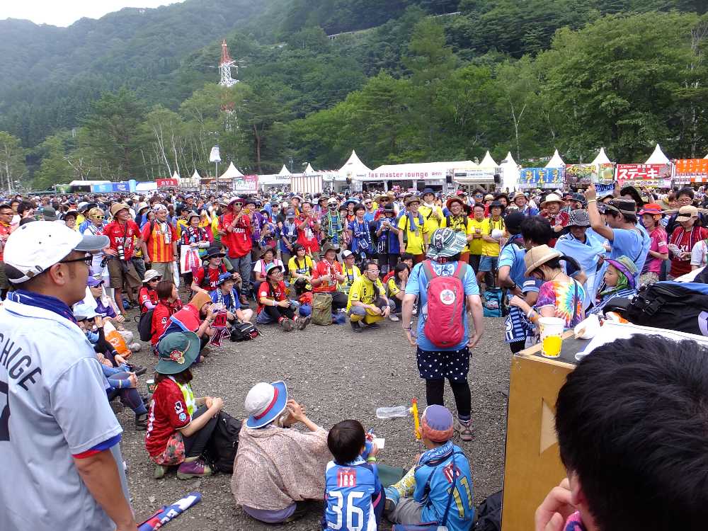 音楽フェスティバルの会場内で、音楽とは関係のない趣味を持つ人々が、その集団だけで盛り上がっているのは異様だ。フジロックの入場者数が多いからこそ可能な集団行動だとも言えるが、音楽フェスティバルはチケットを買った客が、音楽以外の境遇や属性に関係なく、みんな同じ立場で音楽を楽しめる場所だ。仲間意識の確認という意味で集まっているのかもしれないが、ユニフォーム姿で集まるのは一種の示威行動であり、音楽ファンとして違和感を持つサッカーファンもいるだろう。