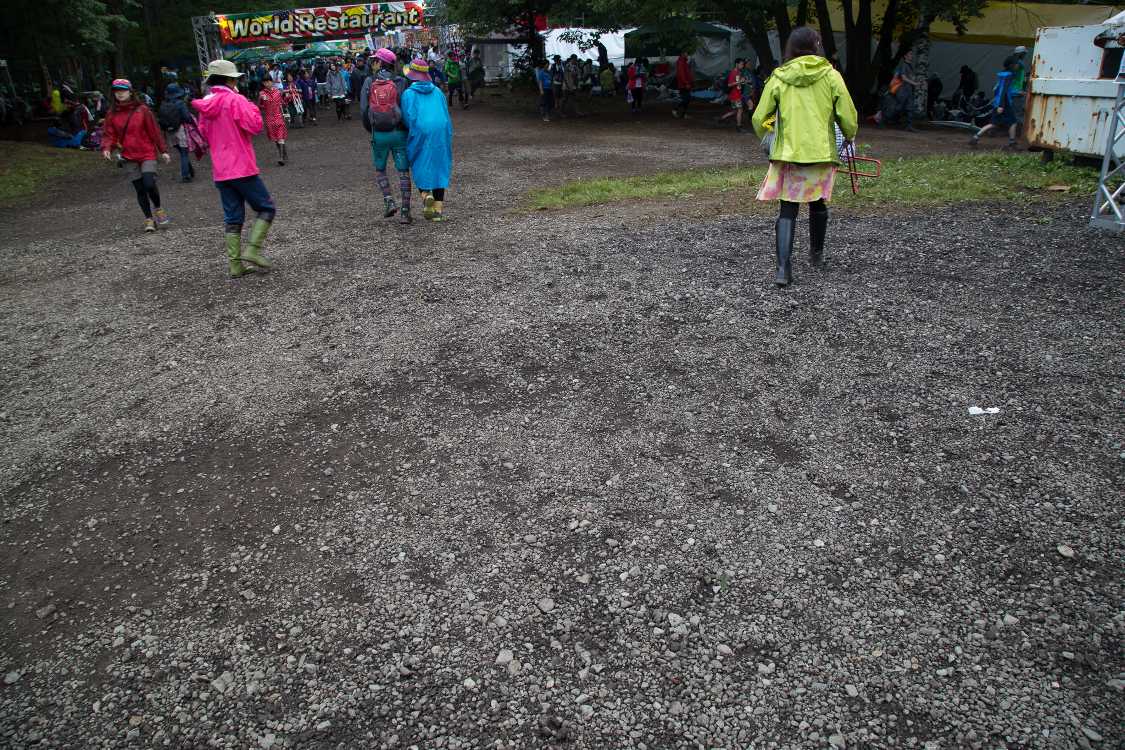 雨が降った日曜の午後4時ごろ。水たまりや泥沼はない。