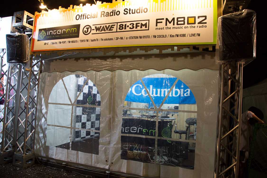 FMラジオのスタジオ。閉じているが内部は明るい。