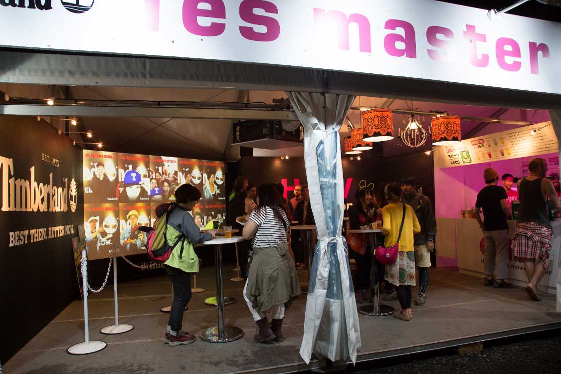 バーとテーブルがある。