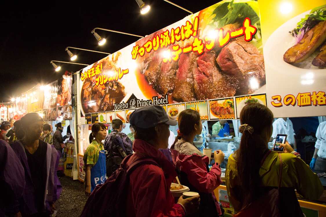 オアシスエリア飲食店の夜の営業風景。苗場プリンスホテル。
