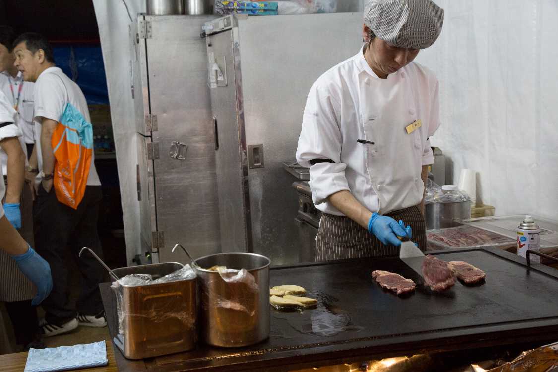 ステーキを焼く人。