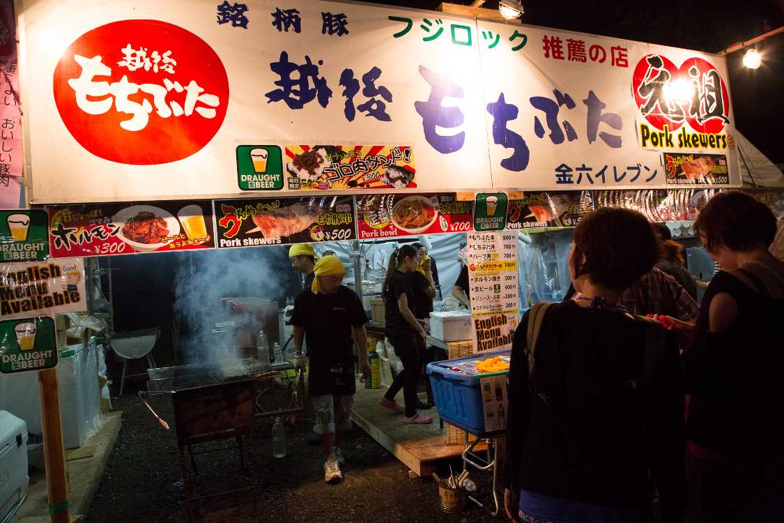 金六イレブン。もちぶた串を英語でも表記するようになった。