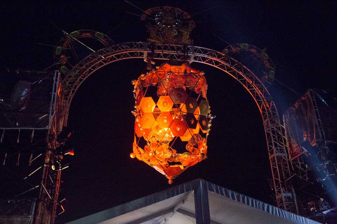 内部から光っている造形物。