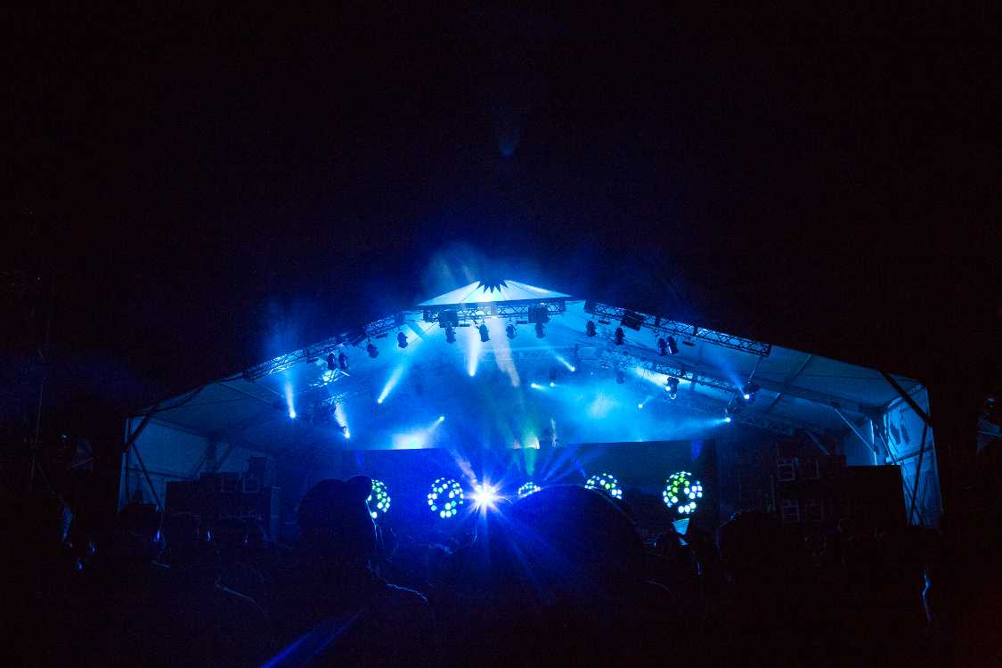 映像モニターが左右にあり、実質的なステージセットはDJブースの下だけ。