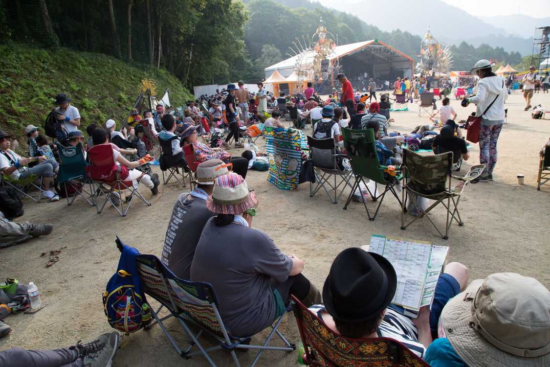 日陰で休む人たち。