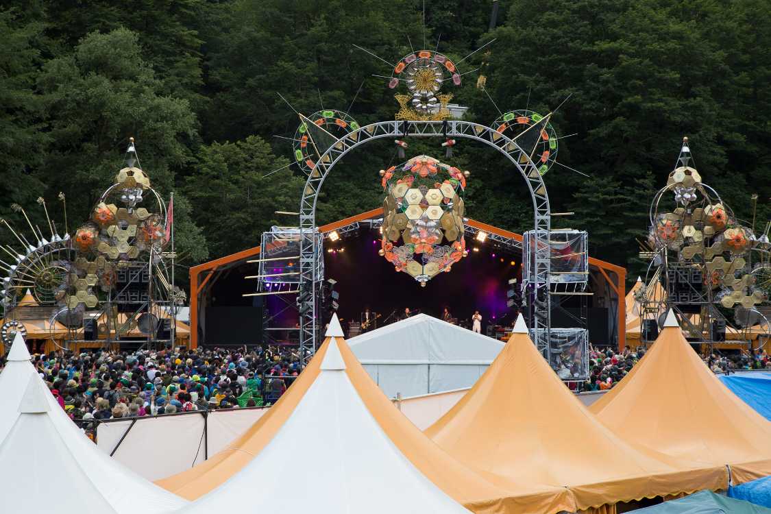 オレンジコート外周からのステージ。