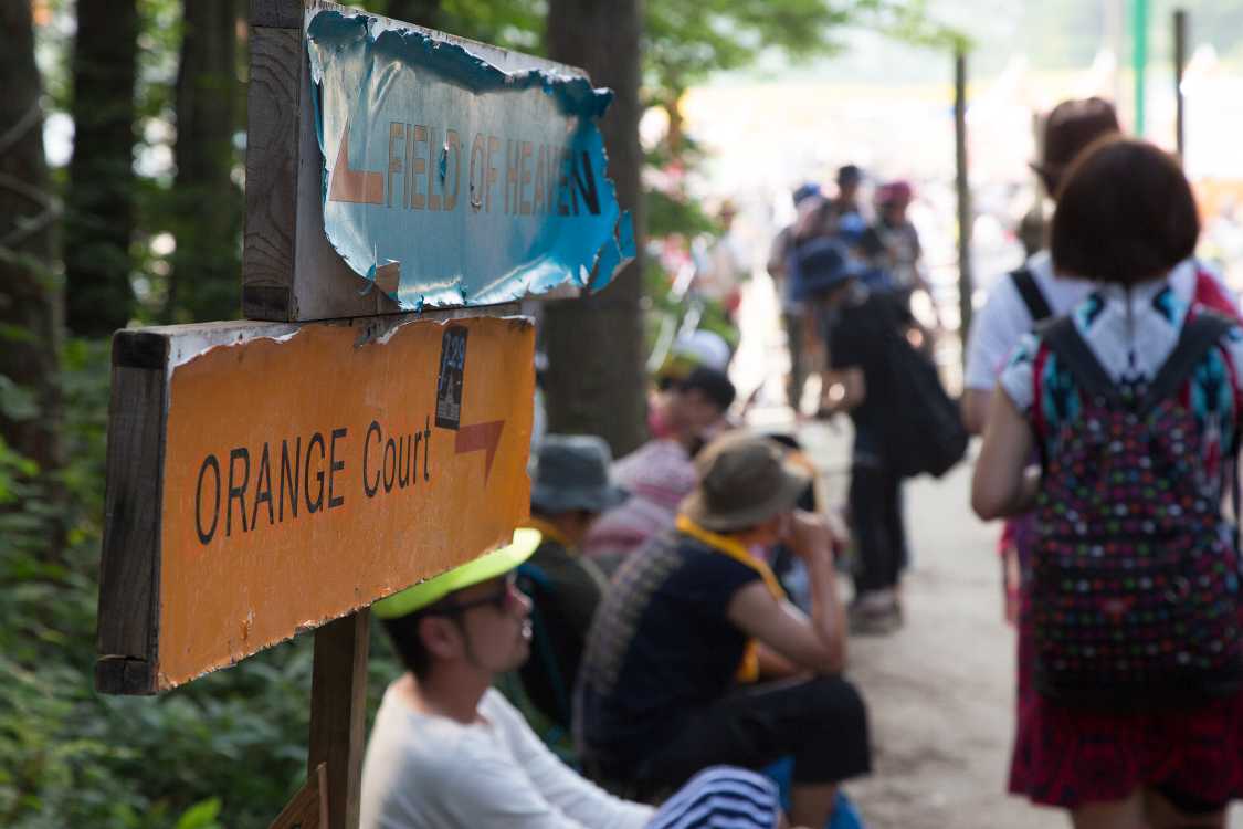 フィールド・オブ・ヘブンとオレンジコートの間の標示。