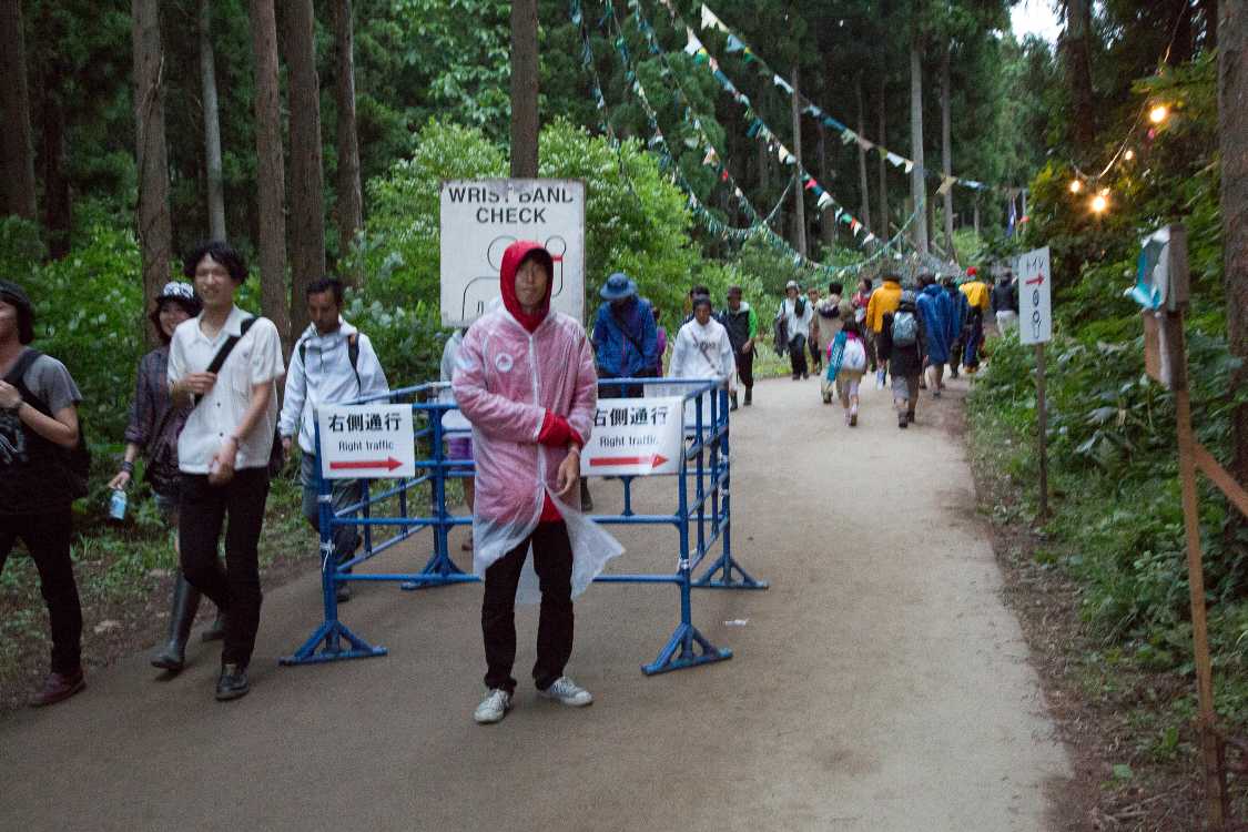 オレンジコート側からフィールド・オブ・ヘブン方面へ。リストバンドチェック。