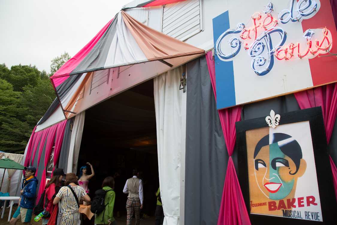 毎年同じジョセフィン・ベーカーのポスター。