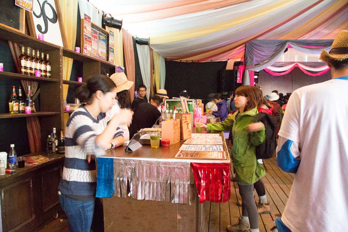 カフェドパリ内のバー。