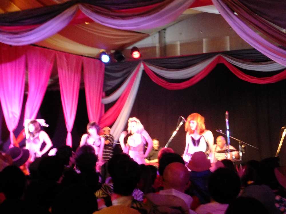 ビッグ・ウィリーズ・バーレスクの公演なので、バンド名どおりバーレスクがある。バーレスクとは通常、お色気ショーを指す。