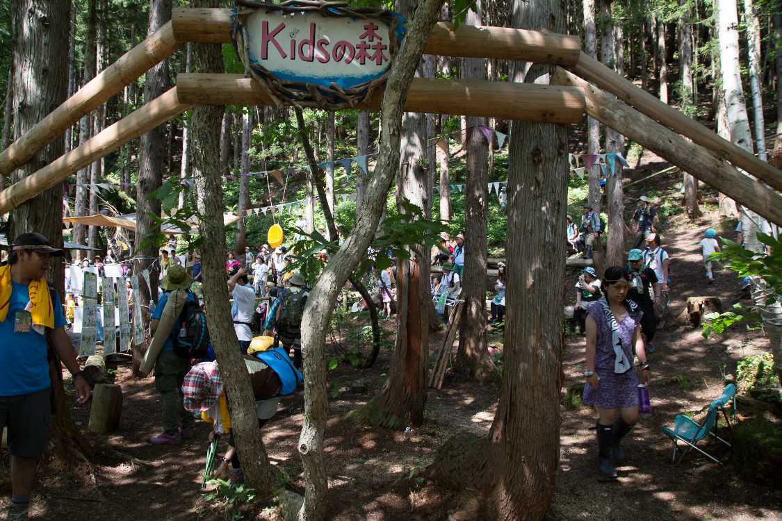 グリーンステージ側のキッズの森入り口。