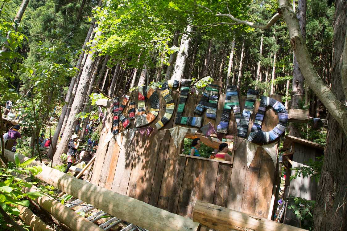 キッズの森のステージの裏側。導線から見える看板になっている。窓からケロポンズが見える。