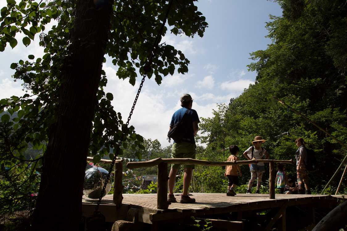 階段を上がると見晴台のような台がありました。