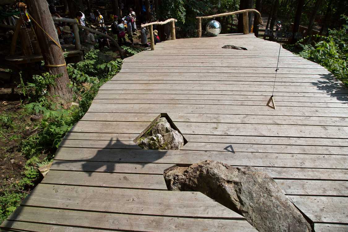 石の形にそって木の板も切られている。