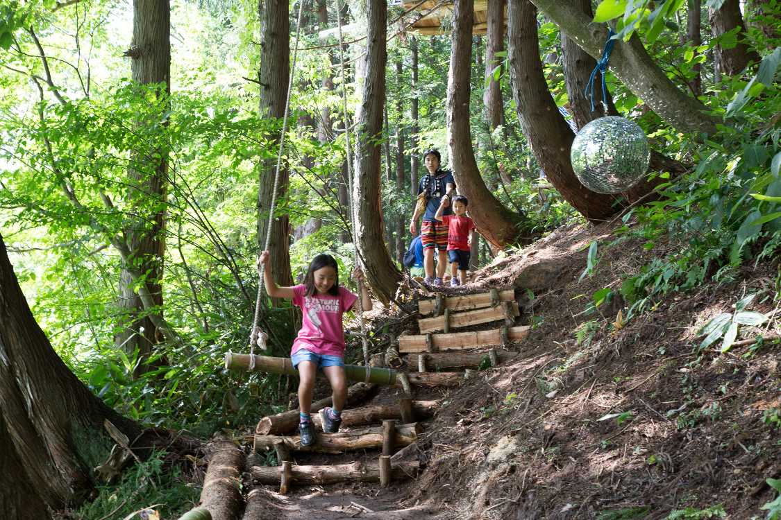 いたるところにブランコとミラーボールがある。