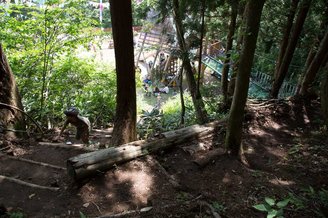 子どもには段差のある階段で、子どもにとってはかなり運動になる。