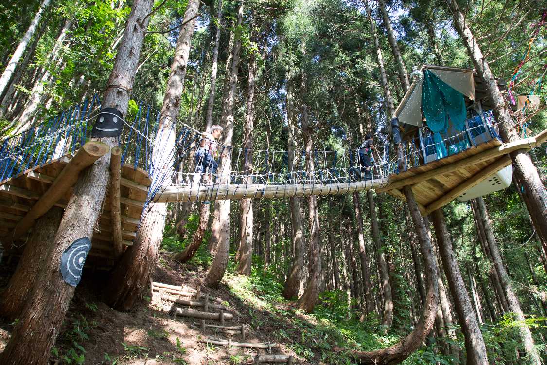 階段を上がると左の台に行き、そこから右の台に行ける。