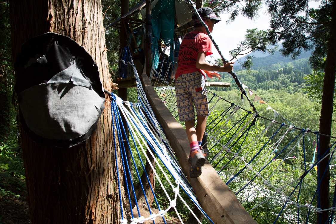 木を一本通しただけで、子どもにとっても手すりがない状態。