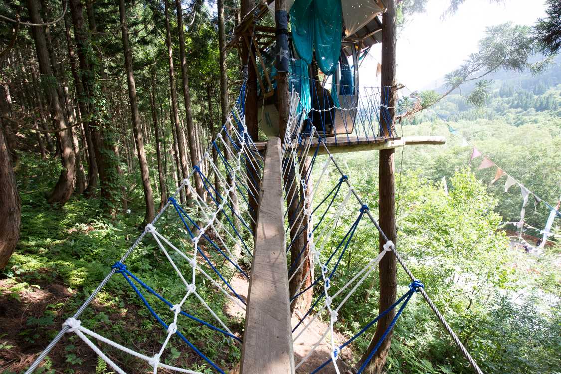 こんな空中に、さらにこんな傾斜の山中に遊具を設置できるのは、そういう技術集団がいるからだろう。