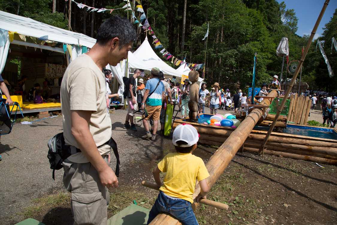 プールに支点があるシーソー。