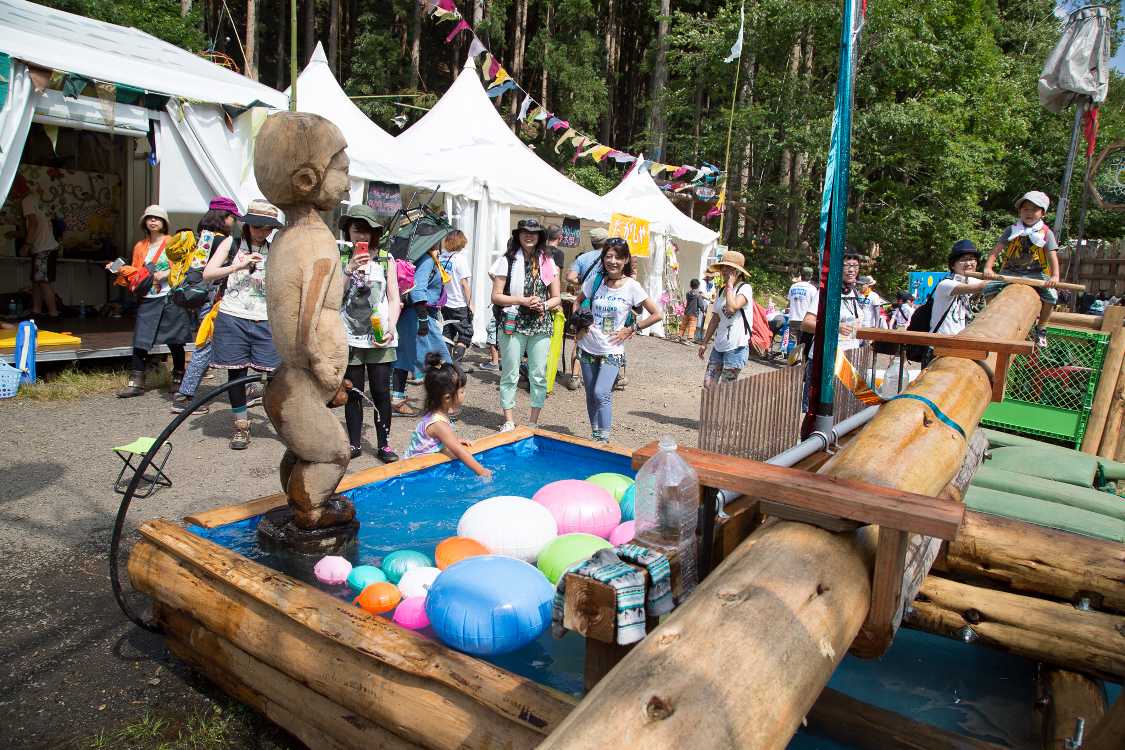 プールと小便小僧。