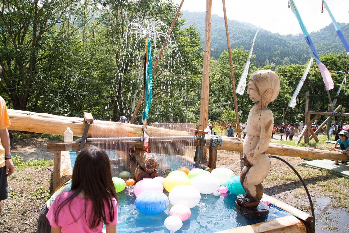 シーソーが動くと水が噴き上がる。