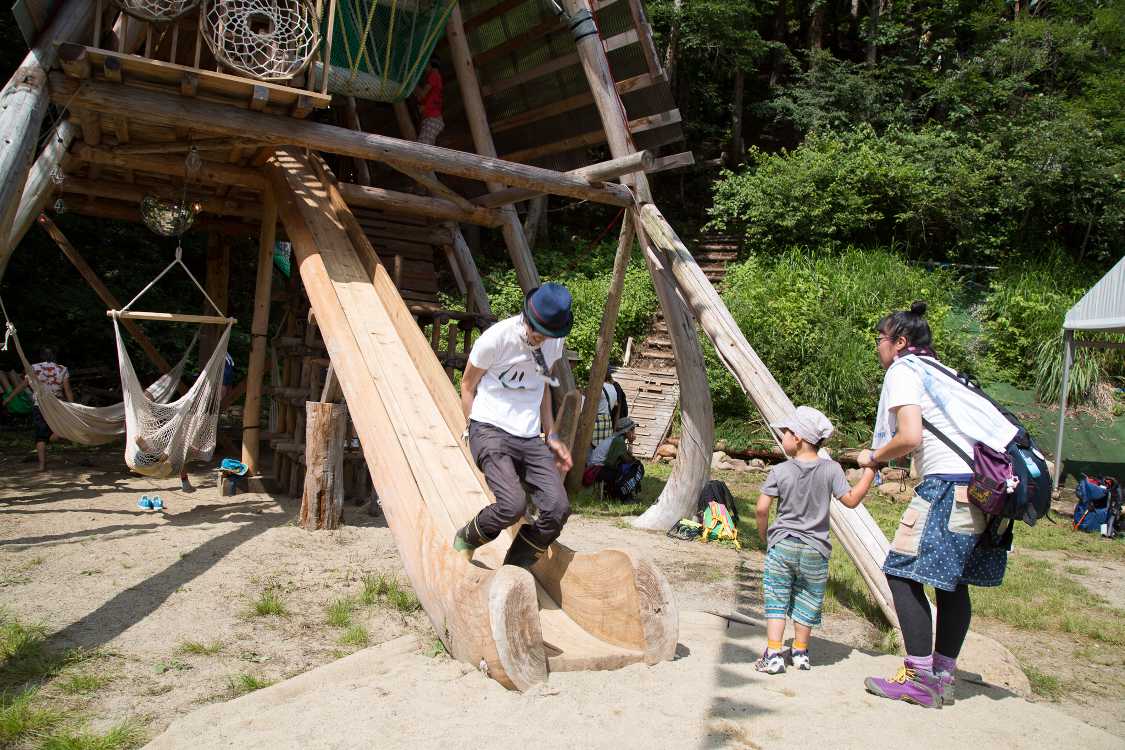 滑り台の木は曲がり具合から豪雪地帯の木を使っているとみられる。