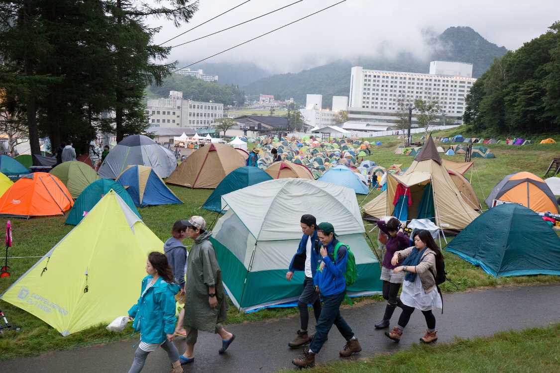 通路沿いのテントはBサイト、その向こうからはレディースサイト。